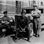 8 ägare Nils Bäck 1930-talet utanför Lundby fabriken modell PV650